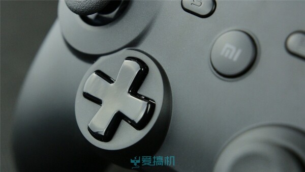 方向键是"无刻"的光面设计,估计也是为了拳王之类的戳手柄而做的更改