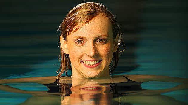 这个天才少女就是凯蒂·莱德基,1997年出生.里约奥运会4金,1银.