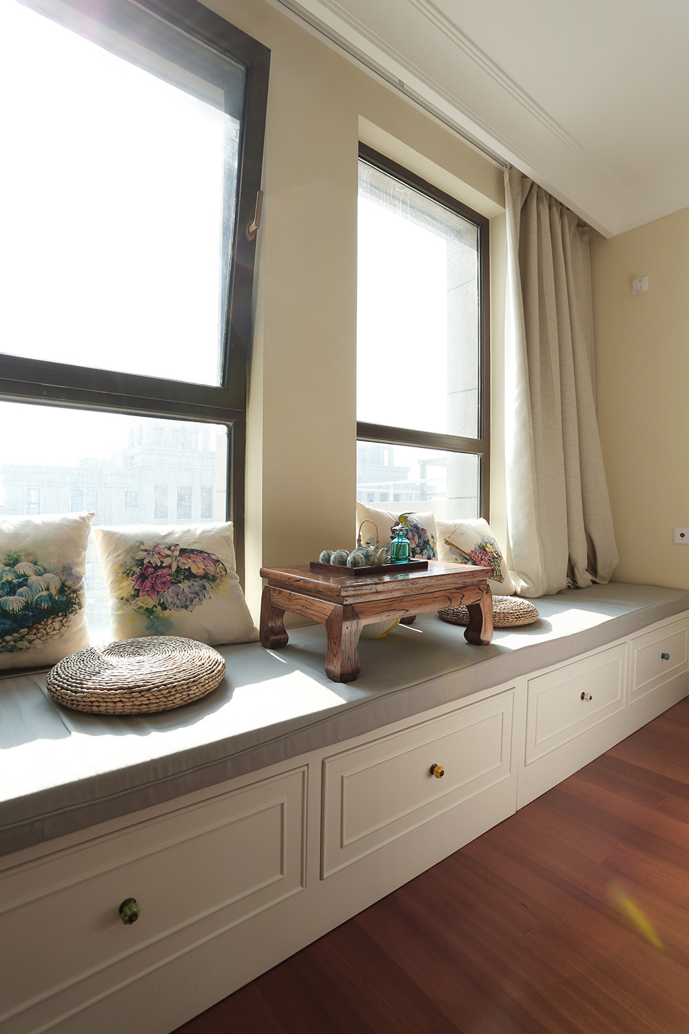 地台是小空间的福音,可以储物,可以作凳子,可以作床,但最关键的是