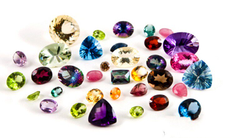 随着人们对于无色钻石的"审美疲劳",流溢着五光十色的彩色宝石