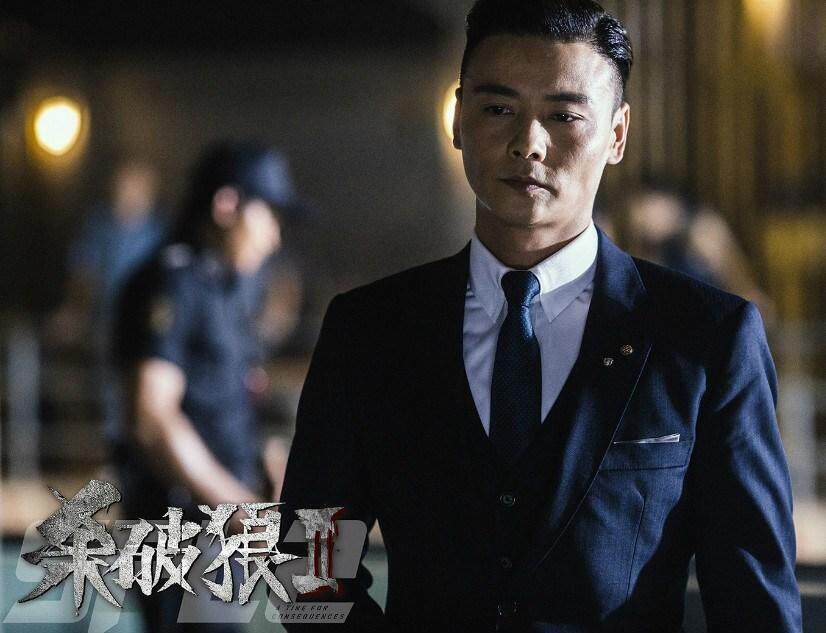 两侧剪短的发型能提升视觉高度.《杀破狼2》中晋哥的
