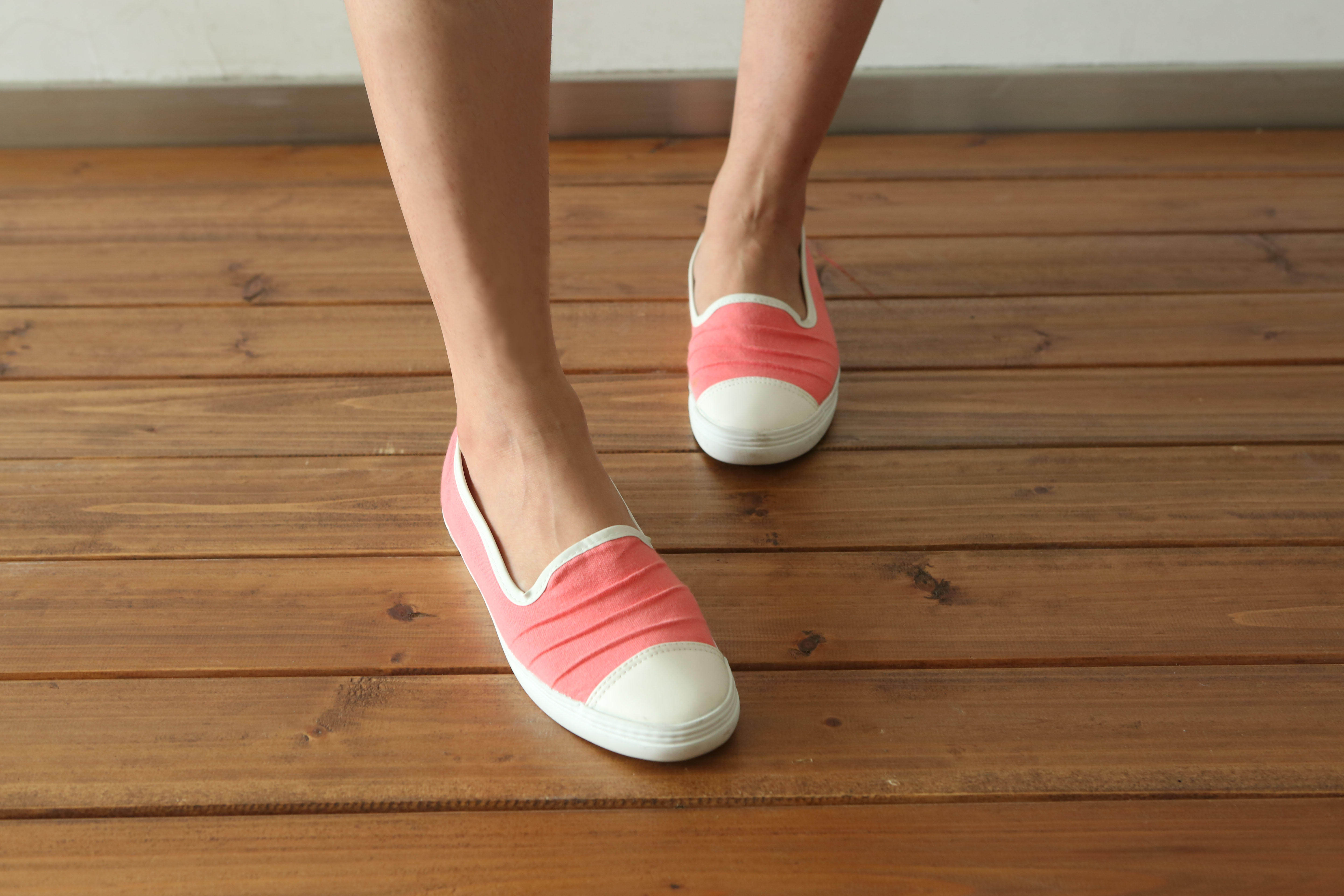 比起普通的粉色鞋子,帆布上的横向褶皱设计更加时尚潮流.