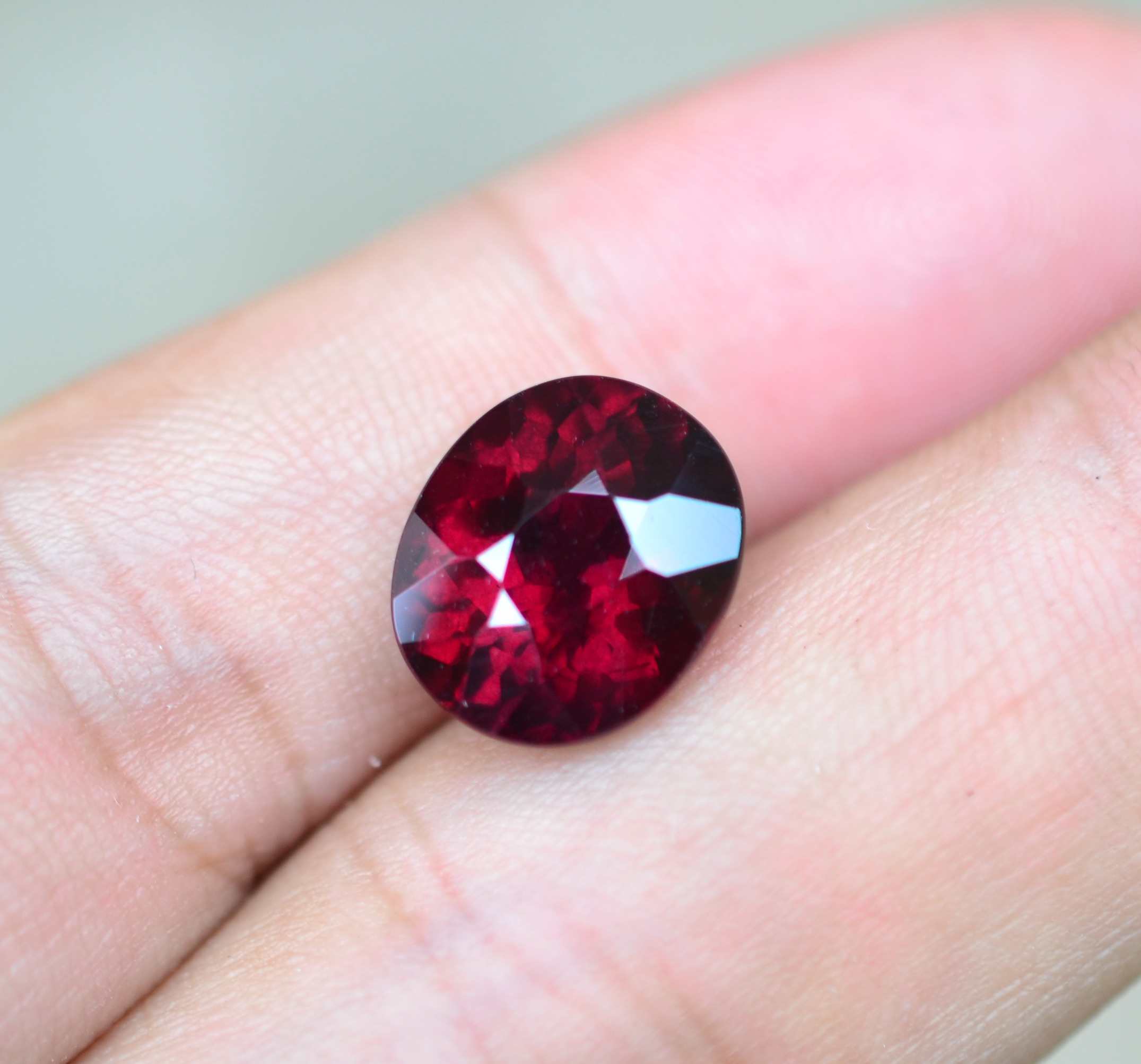 最近磨石榴石 海蓝宝 彩色蓝宝比较多,保证纯天然 无论品质还是价格都