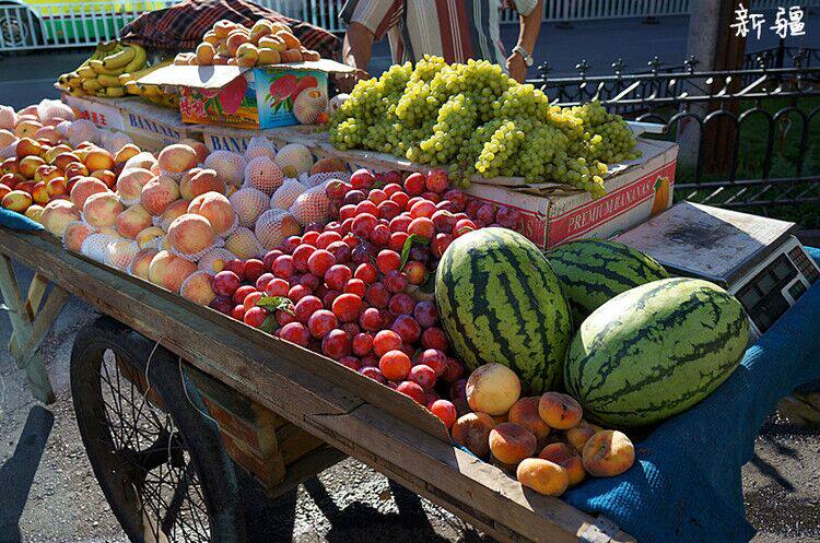 每年一到夏天,简直是玲琅满目,谁来谁享受.随处可见水果摊.