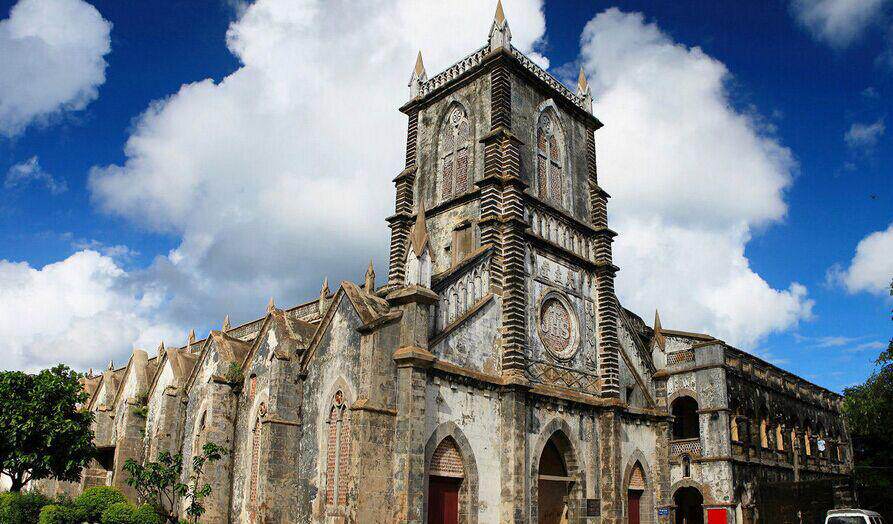 岛上有名的建筑有三婆庙,圣母庙和天主堂等.