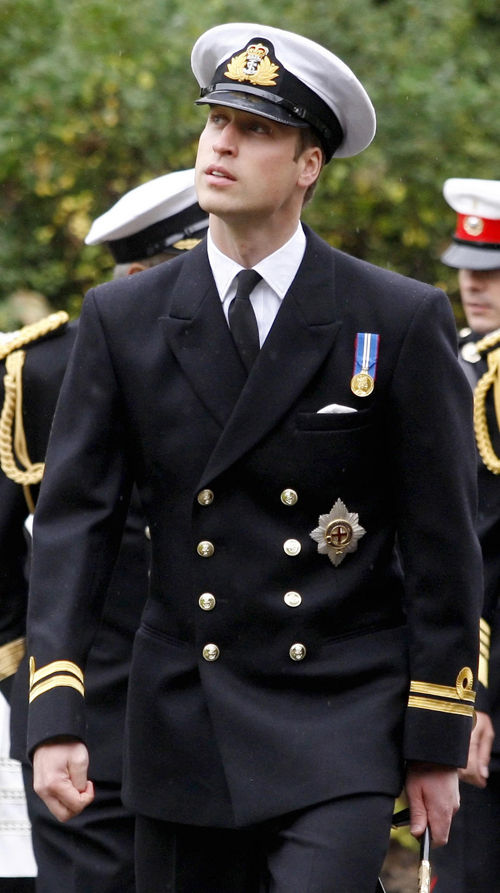 话说回来,虽然英国皇室基因在头发上一脉相传,但威廉王子穿着海军装