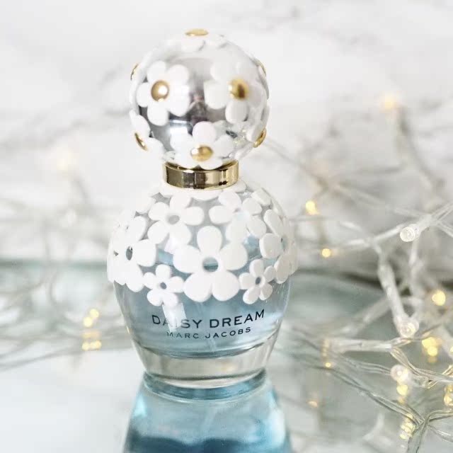 马克·雅可布的这款梦幻小雏菊香水也是深受大家喜欢,天蓝色的瓶子