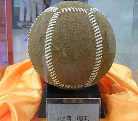 今之足球即古之蹴鞠,最先起源于春秋战国齐国故都—临淄.