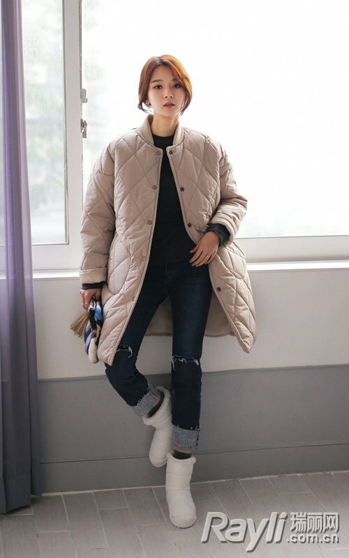 长款棒球羽绒外套搭配白色雪地靴