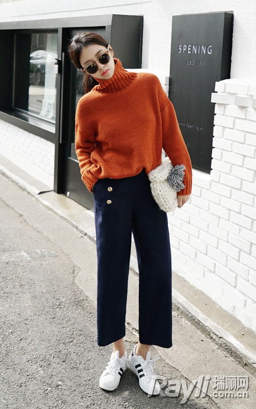 橘色高领毛衣搭配八分阔腿裤,脚踩运动鞋,不仅活力满分,而且暖意加倍