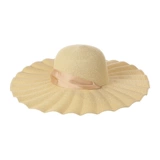 MINISO — серия высококачественных соломенных шляп в праздничном стиле с ремешками и большими полями.