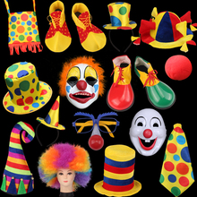 Клоун в головном уборе, парике, обручах для волос, костюме клоуна, шляпе, маске, масляном галстуке, обуви.
