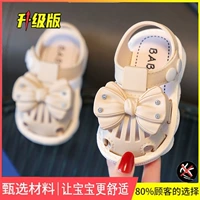 Галстук-бабочка, бежевые сандалии