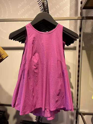 Теперь Lululemon приобретает легкое растяжение, работающее за йога йога