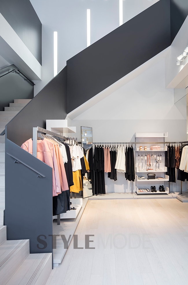 面积为330平方米的全新cos店铺在设计上贯彻品牌一向崇尚的简洁线条和