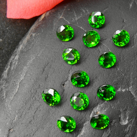 【vvs天然透辉石】_铬透辉石图片_裸石戒面价格_搭配分享 - 爱逛街