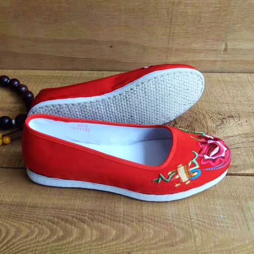 Старая Пекинская женская красная вышитая повседневная туфли весна и осенняя мелкая плоская плоская плоская туфли хлопчатобумажная ткань тысячи слоев круглой головы