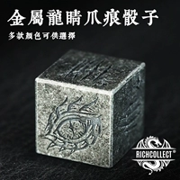 Скатанный древний никель и черный прозрачный герметичный пакет упаковка