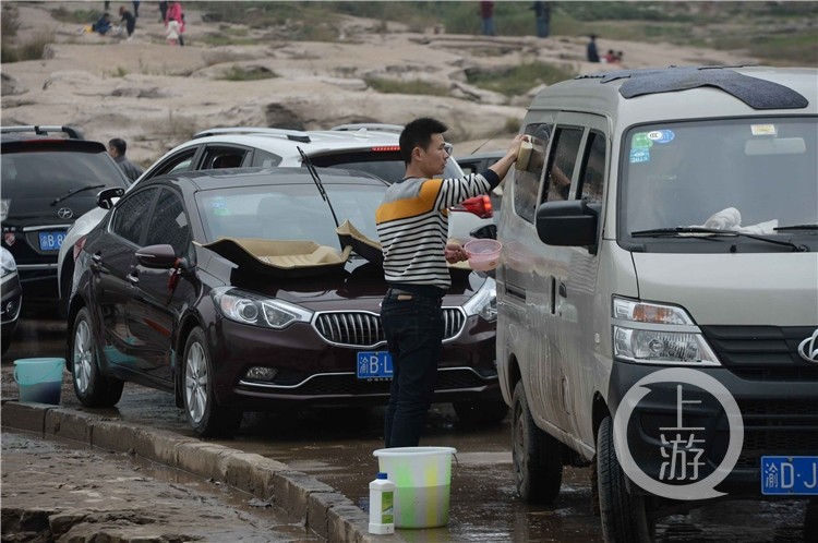 码头成自助洗车场 百余辆车在此排队洗车
