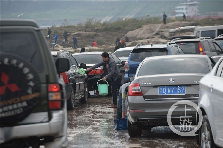 码头成自助洗车场 百余辆车在此排队洗车
