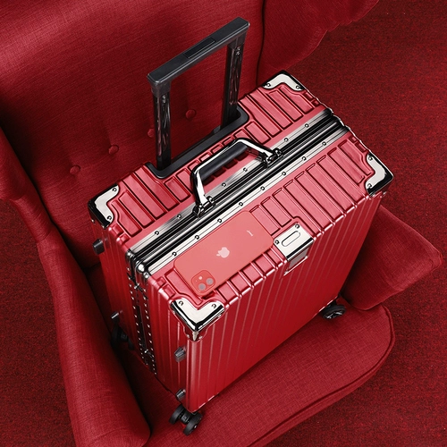Красный универсальный чемодан для невесты