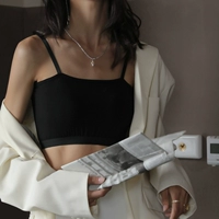 Короткий, черный