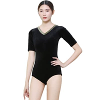 Черный топ из золотого бархата со средним рукавом