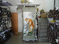 Тигровая половина рука, наполненная вертикальной амплитудой китайских живописи в среднем зале на горе Тигр. Четыре фута были установлены, ручка, тигр, тигр, тигр и престиж