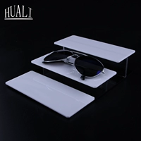 Черно -белая трехслойная стойка