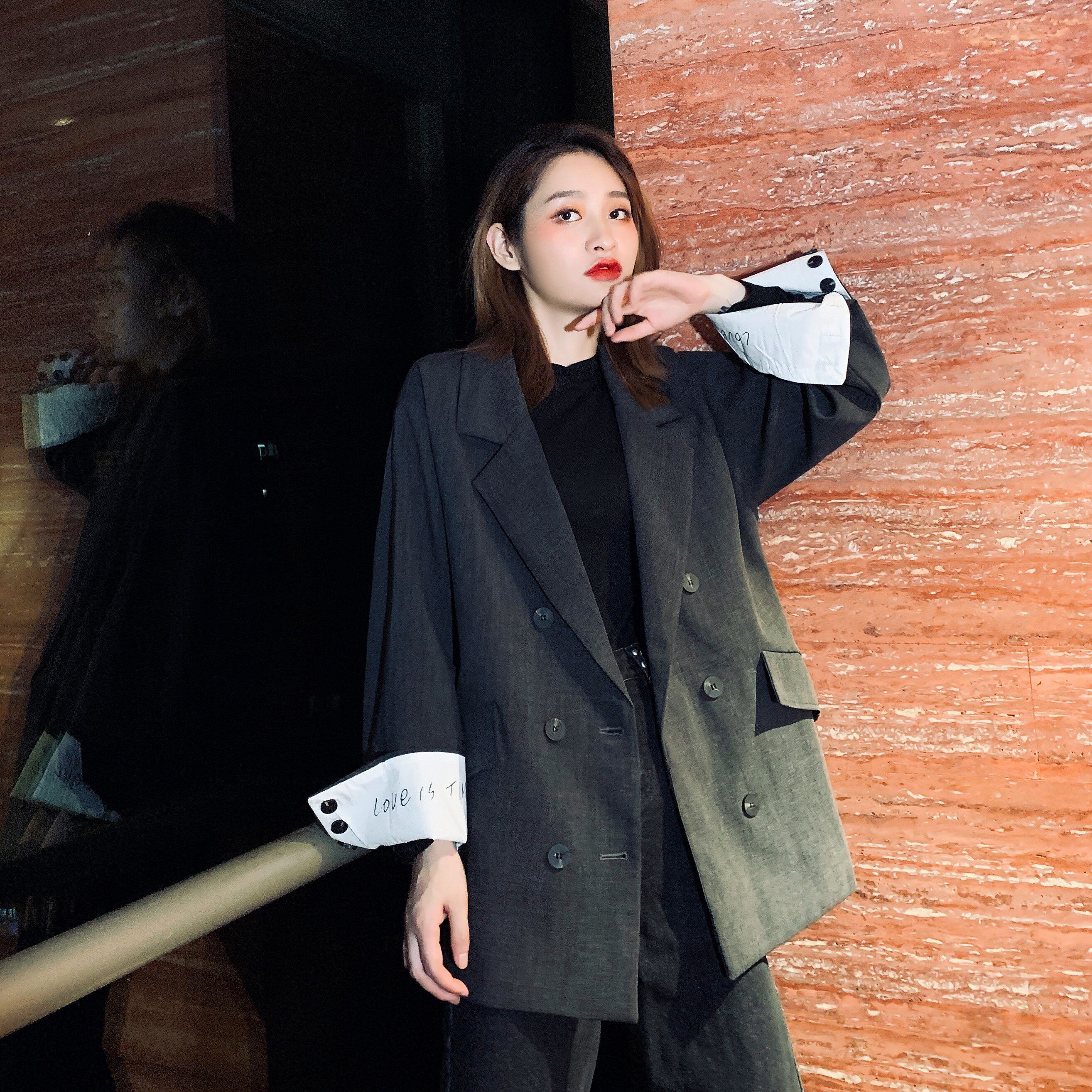 2019秋冬新款韩版百搭慵懒翻袖子字母印花双排扣宽松西装外套女潮