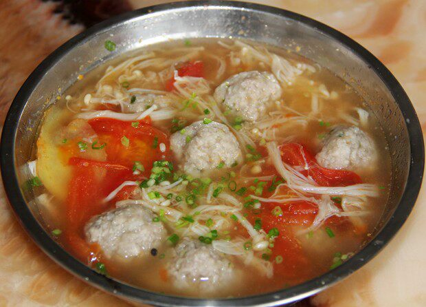 西红柿金针菇丸子汤                  分类:汤羹