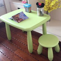 Зеленый стол и зеленый табурет