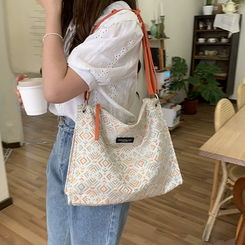 Оригинальная модная вместительная и большая сумка на одно плечо, коллекция 2023, с вышивкой