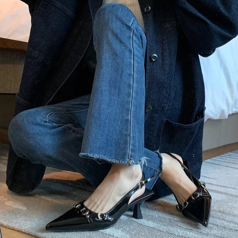 Yozgi sandallar, tasma va kamar, qora nafis tokali, uchli, fransuzcha uslubdagi stiletto poshnali, yopiq