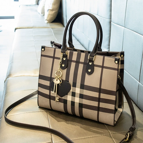 Вместительная и большая универсальная сумка через плечо, изысканный стиль, коллекция 2023, в западном стиле