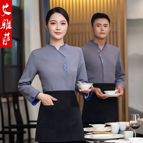 Официант, работающий офицер