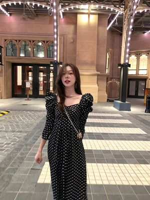 taobao agent Retro dress, long skirt, French retro style, 2021 collection, square neckline, puff sleeves, with sleeve
