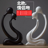 Нордическая черно -белая пара пара поцелуев