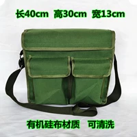 Две маленькие сумки возле органической кремниевой ткани