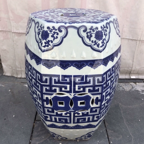 Джингджэнь сине -белый керамический табурет Liandun Drum Stool Courtyard Clesure Стул вышитый пирс -табурет китайский дом украшение домашнее стул стул