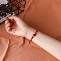 Регулируемый браслет из красной нити