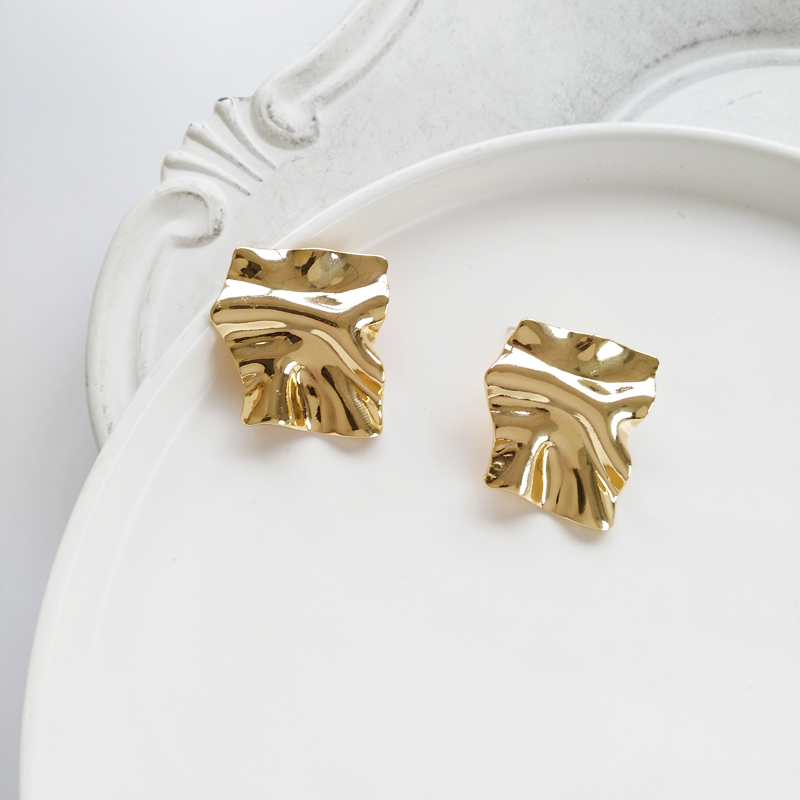 A pair of S925 silver needle geometric stud earrings