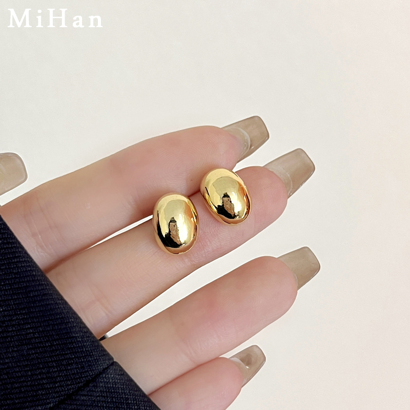 A pair of S925 silver needle gold stud earrings