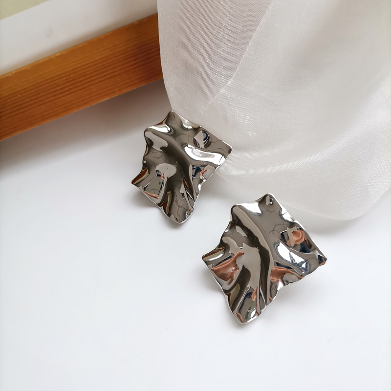 A pair of S925 silver needle silver earrings