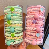 Зеленый, розовый, широкая цветовая палитра