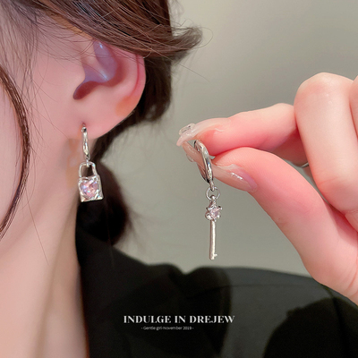 taobao agent Asymmetrical zirconium, advanced earrings, simple and elegant design, high-quality style, bright catchy style