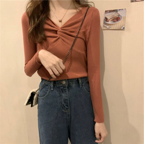 Осенний дизайнерский лонгслив, трикотажный свитер, приятная телу футболка, коллекция 2022, в корейском стиле, тренд сезона, V-образный вырез, облегающий крой