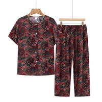 Темно -красные перья