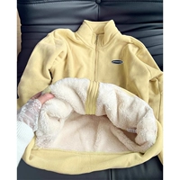 Кремово-желтый (очень толстая подкладка осенью и зимой).