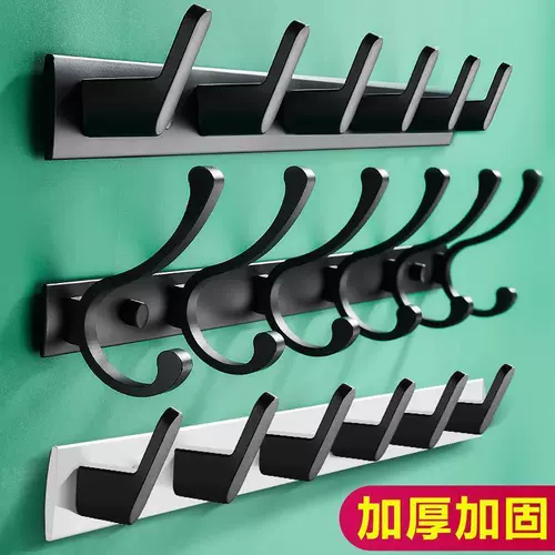 Одежда висящая висящая полюс и стена крючка на воротах